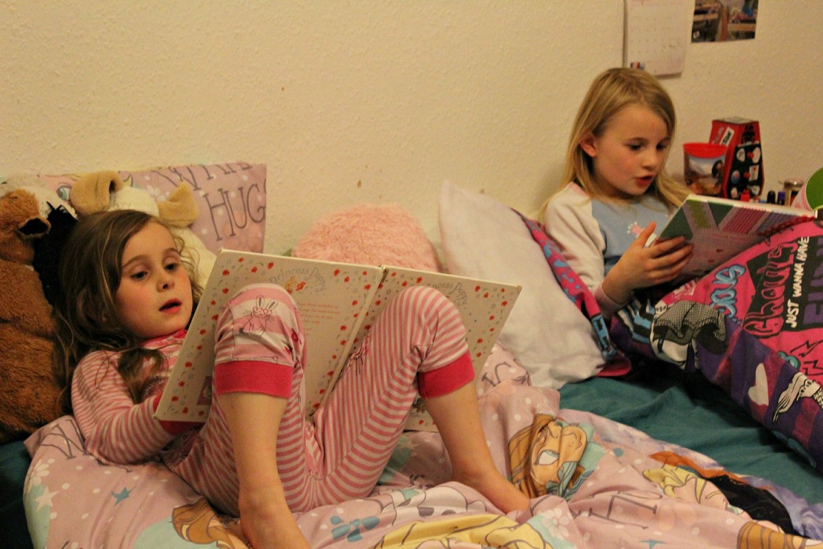 girls reading bed